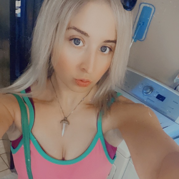 Meet your Posher, Celena - Picture 4 of 4